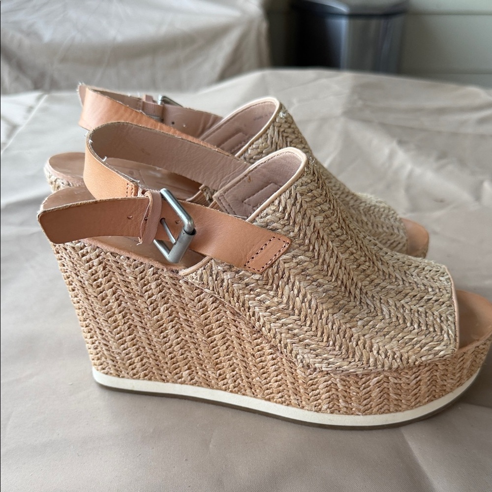 Dolce Vita Raffia wedge size 8